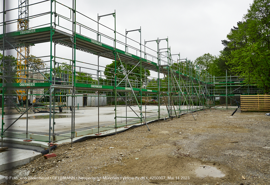 14.05.2023 - Ein Kran für die Baustelle Haus für Kinder in Neuperlach